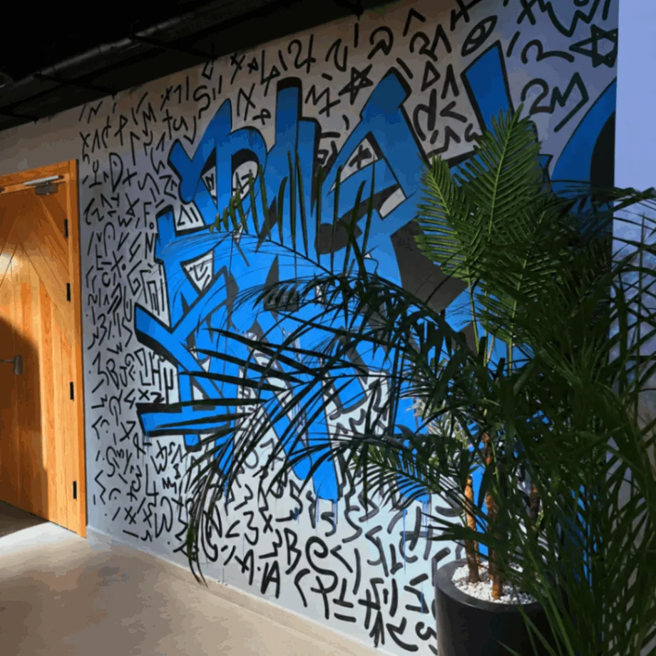 Fresque murale contemporaine dans l’espace intérieur de l’Hôtel Kaan