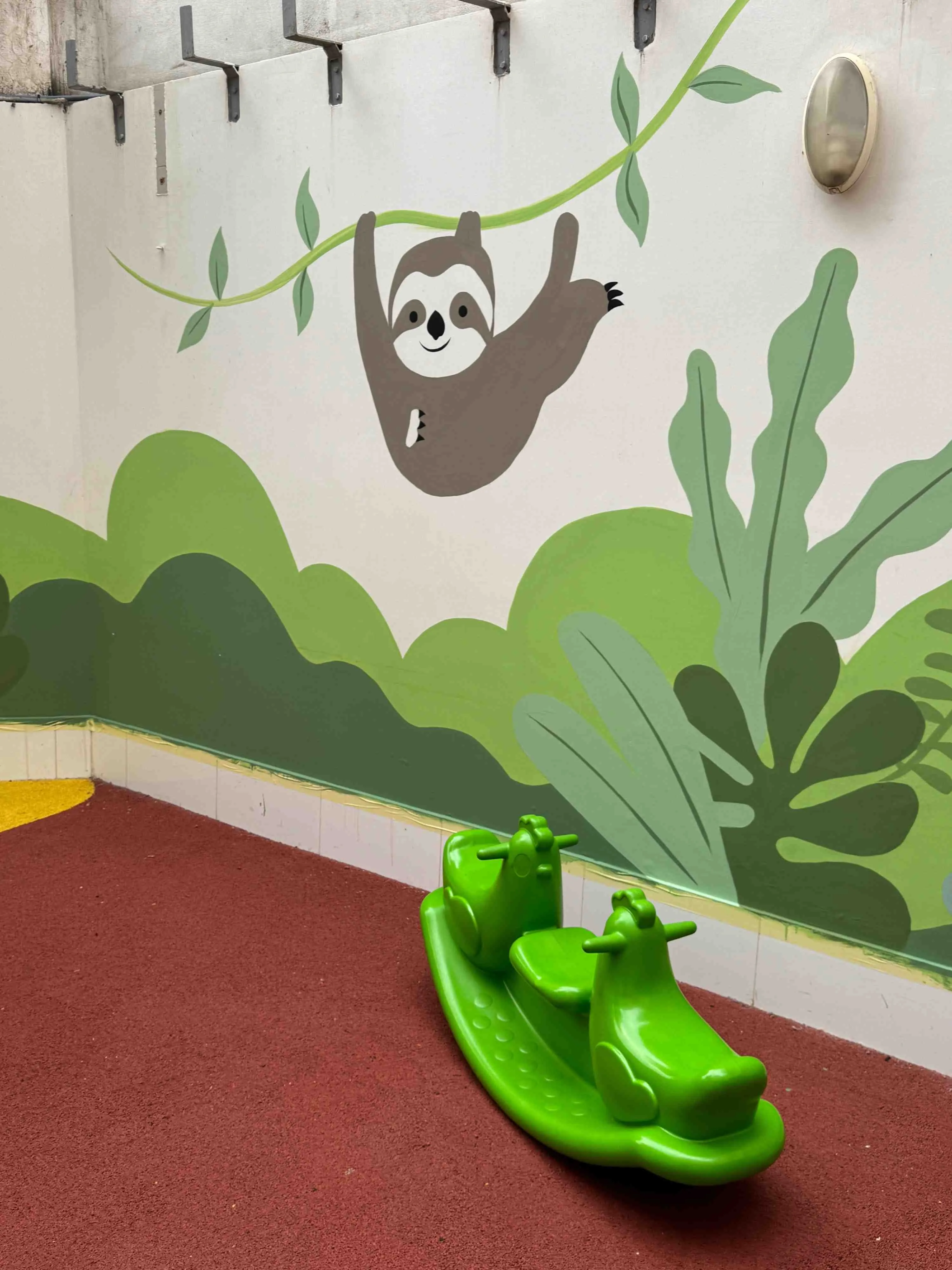Fresque murale représentant un éléphant dans un espace de jeux pour enfants