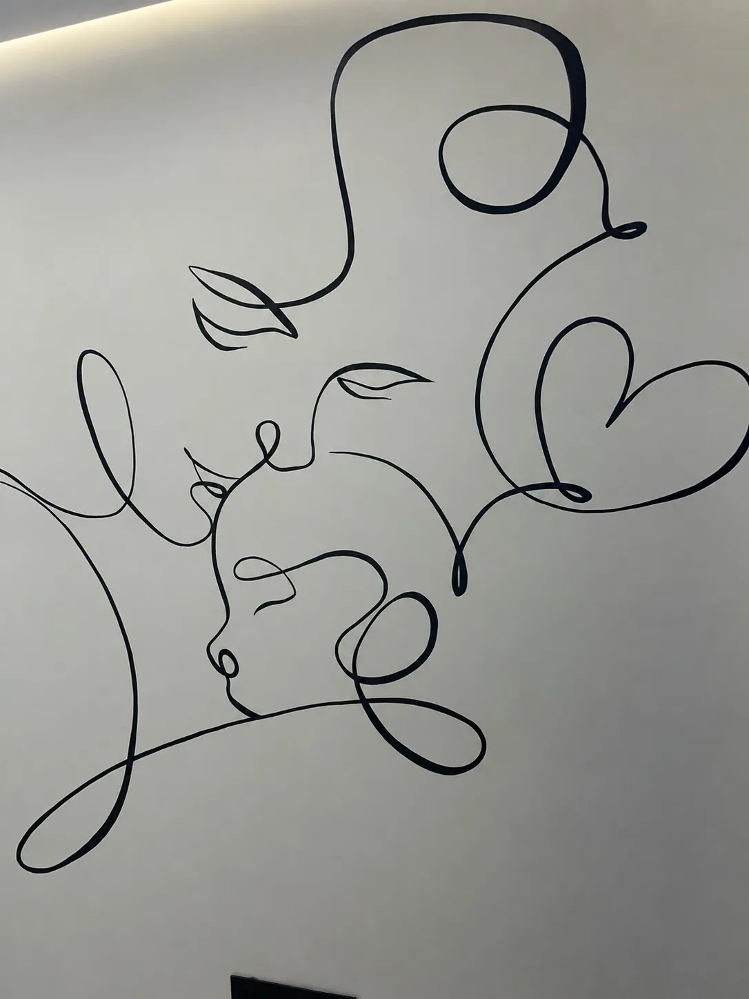 Détail d’une fresque florale au trait dans un cabinet gynécologique