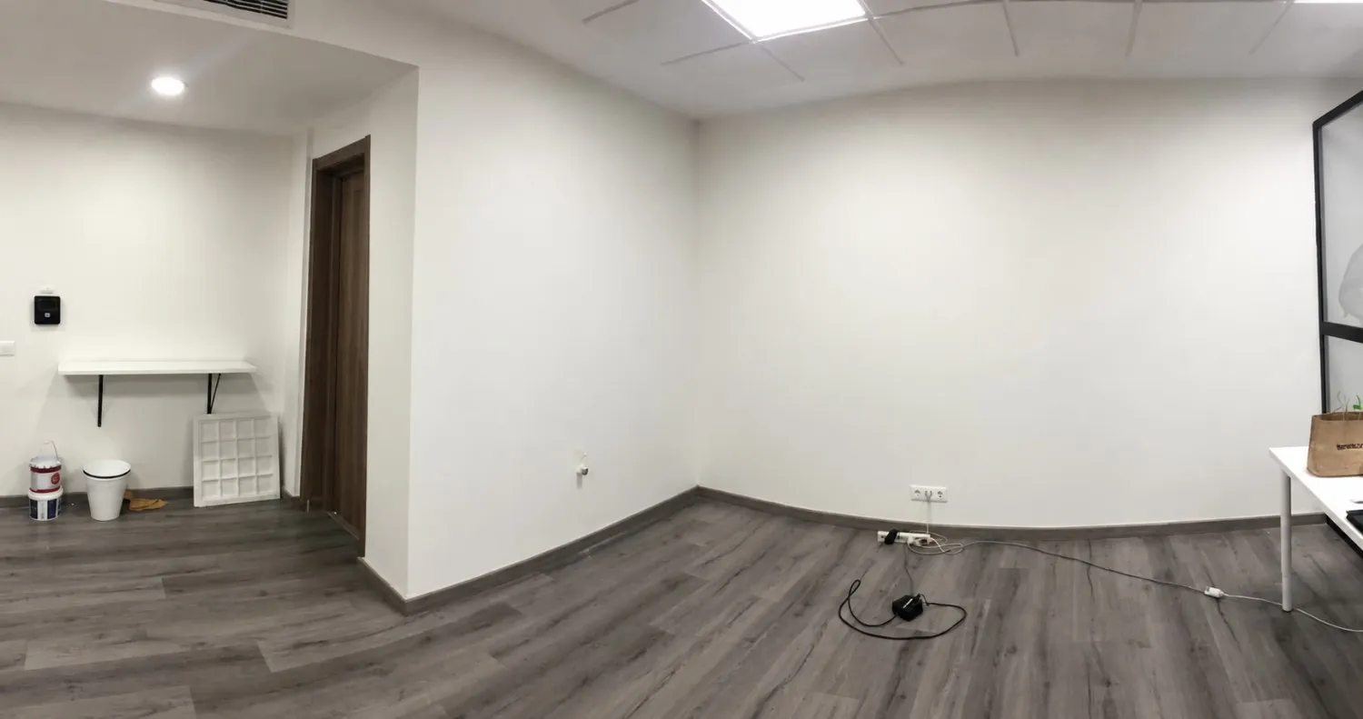 Mur des bureaux CB Robotics avant la réalisation de la fresque