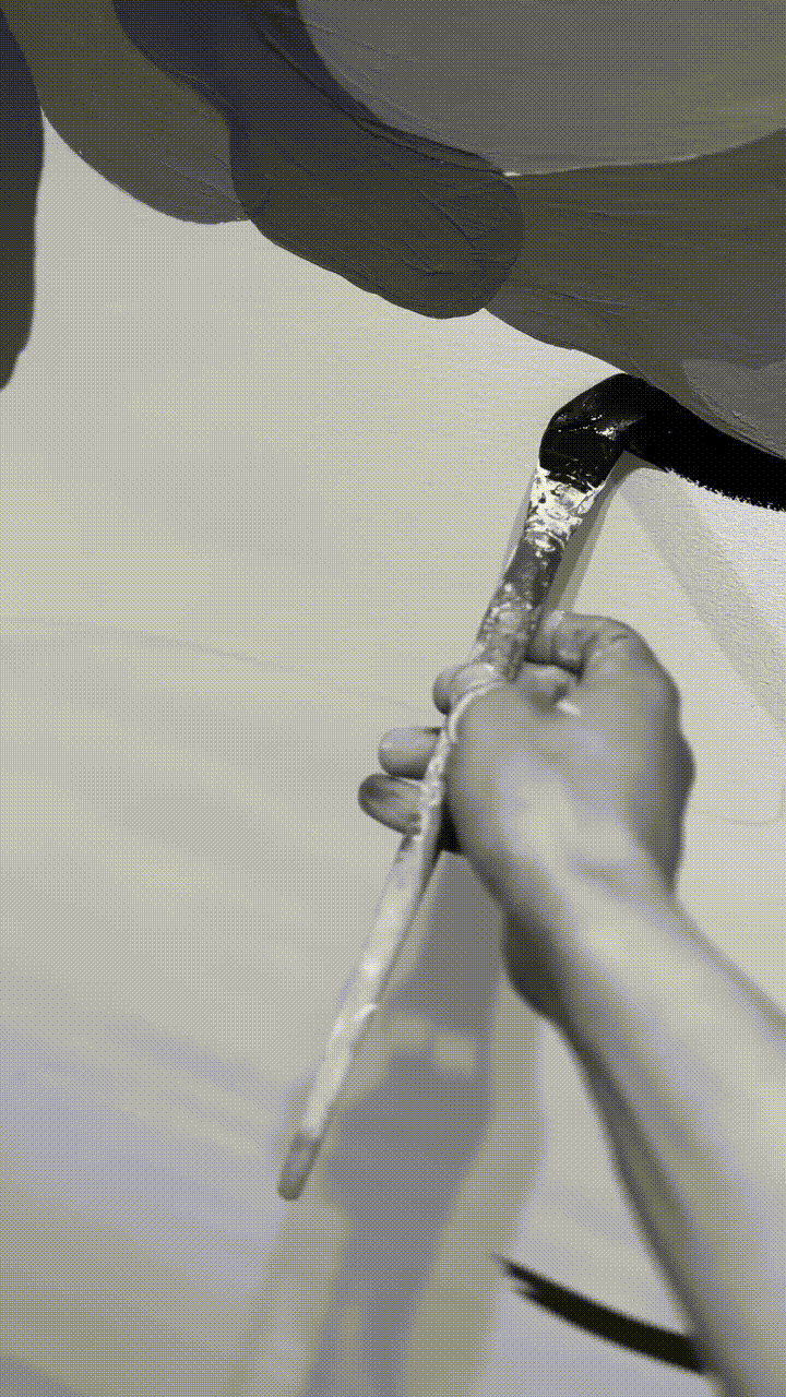Geste de peinture sur une fresque murale